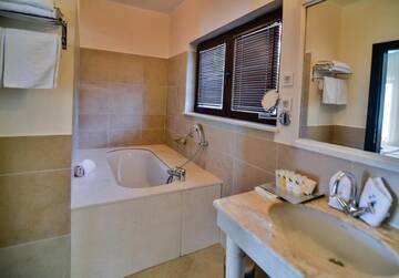 Фото номера Семейный люкс Курортные отели Thracian Cliffs Golf &amp; Beach Resort г. Каварна 3