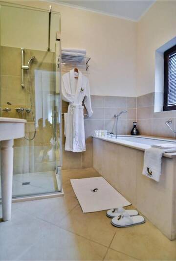Фото номера Семейный люкс Курортные отели Thracian Cliffs Golf &amp; Beach Resort г. Каварна 4